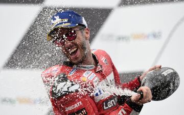 Andrea Dovizioso le ha ganado a Márquez en el Gran Premio de Austria en la última curva una batalla donde se han jugado el triunfo y el orgullo. Le recorta cinco puntos. 