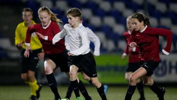 Niños y niñas juegan juntos en Holanda.