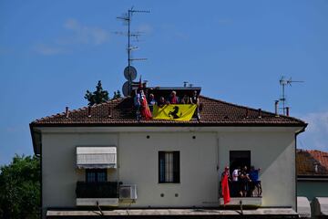 Seguidores de Ferrari subidos a los trejados y asomados en los balcones para ver la sesión de sábado del GP de Emilia Romaña.