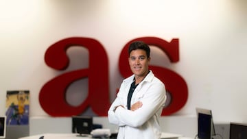 Ander Martín conoce la redacción de AS en Madrid tras ser subcampeón del mundo en beach sprint.