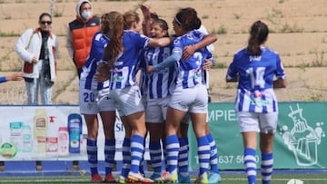 Ana Marcos celebra con sus compa&ntilde;eras uno de los goles con el Sporting Huelva esta temporada.