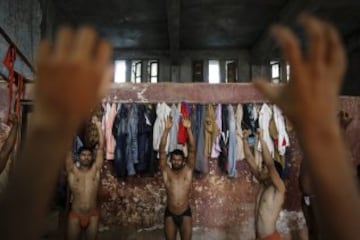 Luchadores practicando Kushti (lucha en el barro) es un deporte tradicional en la India, los atletas jóvenes están ahora entrenando para luchar en las esteras en lugar de barro para obtener acceso a las principales competiciones internacionales como los Juegos Olímpicos o los Juegos de la Commonwealth.