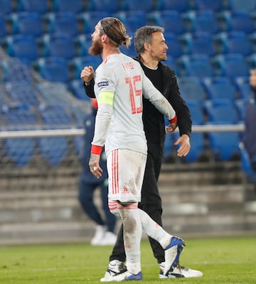 Luis Enrique anima a Sergio Ramos tras perder contra Suiza en el partido de la fase de grupos de UEFA Nations League. El defensa estaba abatido además por sus 2 fallos desde el punto de penalti.
