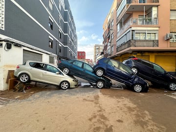 Los coches se amontonan en una calle residencial tras las lluvias torrenciales que provocaron inundaciones, en Alfafar, Comunidad Valenciana.