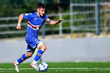 Se formó en las categorías inferiores del Espanyol hasta que en 2018 se unió a la cantera de la Sampdoria. Debutó en diciembre de 2021 con el primer equipo, en un partido que terminó 1-1 frente a la Roma.