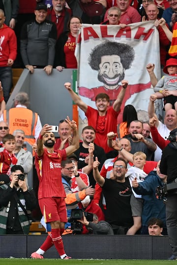 Los Reds celebran el t¨ªtulo n¨²mero 20 de liga tras golear al Tottenham 5-1 en el estadio de Anfield. En la imagen, Mohamed Salah realizando un selfie.