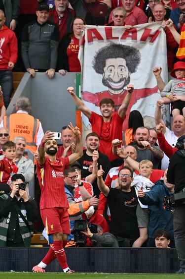 Los Reds celebran el título número 20 de liga tras golear al Tottenham 5-1 en el estadio de Anfield. En la imagen, Mohamed Salah realizando un selfie.
