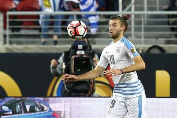 Otro caso de un futbolista que fue anunciado por un equipo mexicano pero que nunca llegó. Al inicio del Apertura 2017 los Pumas dieron a conocer que Gastón Silva reforzaría la zaga del club, sin embargo, el uruguayo se rehusó llegar al Pedregal y fichó por el Independiente de Avellaneda. Se coronó en la Copa Sudamericana con los Diablos Rojos y por medio de un tweet demostró estar feliz con la decisión tomada.