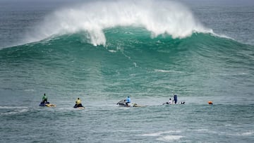 La ola gigante de La Vaca rompiendo en Santander, Cantabria, el lunes 24 de febrero del 2025. Con varios jet ski mirando.