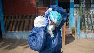 A doctor gets ready to visit a patient with COVID-19 in Comas, northern outskirts of Lima, on June 11, 2020. - The Rapid Response Teams of the Ministry of Health are made up of Peruvian and Venezuelan doctors, who visit potential and recovering COVID-19 patients at their homes to take quick tests, make diagnoses and distribute medicines. (Photo by ERNESTO BENAVIDES / AFP)