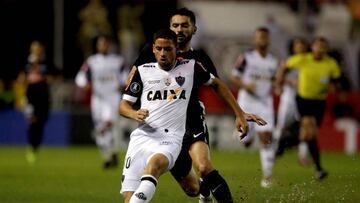 Gabriel y Santiago Salcedo pelean por una pelota en el Libertad - Atl&eacute;tico Mineiro