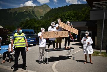 Un grupo de trabajadores sanitarios protesta contra el deterioro de los hospitales franceses.