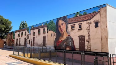 
En Cartagena, dorados, azules intensos y rojos imperiales cruzan historia y graffiti. El pabellón de Canteras late con símbolos y una energía monumental.