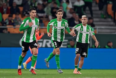 El central verdiblanco demostró en media hora lo que no habían hecho sus compañeros. Su salida paró la sangría atrás y se permitió el lujo de anotar un gol.