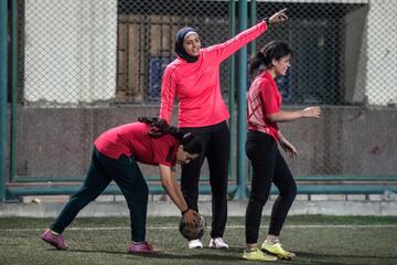 En abril, el comité de árbitros de la Asociación de Fútbol de Egipto permitió a Atalla y su colega Pousy Said oficiar un partido en las ligas de segunda y tercera división. El progreso allana el camino para permitir que las mujeres participen en la primera liga masculina. Pero a medida que las árbitras están luchando para ganar más terreno, algunas jugadoras se oponen a su presencia e incluso envían objeciones a la Federación. En la foto, Hanan Hassan.