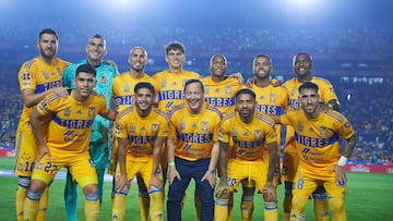 El actor Rob Schenider (centro) se toma la foto con los jugadores de los Tigres.