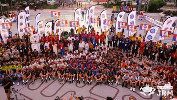 Los 16 equipos participantes en The Football Games Cancún 2023 posan el día de la presentación.