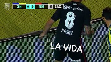Entró un dispositivo a la cancha al minuto del clásico con una gastada para Newell’s y el volante lo destrozó.