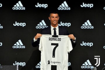 Tras 9 años en Madrid, Ronaldo cogió el petate y fichó por la Juventus. 100 millones pagó el club transalpino para hacerse con sus derechos.