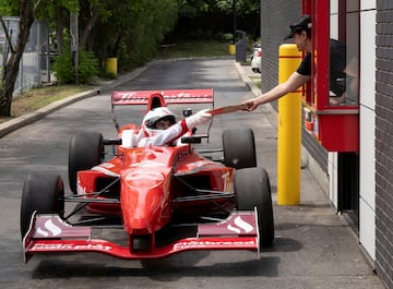 A los pilotos de Fórmula 1 les gusta tanto ir en monoplazas que no se bajan de uno ni cuando van a comprar comida, como se vio ayer a Stroll en Montreal. En realidad, el canadiense de Aston Martin estaba rodando un anuncio de la cadena de cafeterias Tim Horton's aprovechando la visita a su país, al que llega la F1 esta semana.