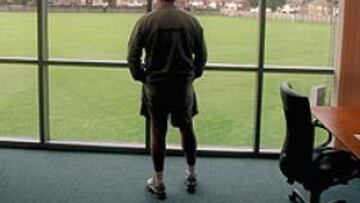 <b>FRENTE A LOS CAMPOS DE MELWOOD. </b>Rafa Benítez contempla los campos de entrenamiento desde su despacho en la instalaciones. Sus muchas ocupaciones le impiden a veces entrenar al equipo.