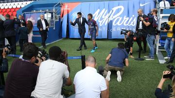 Neymar, el d&iacute;a de su presentaci&oacute;n con el PSG.