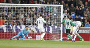 0-1. Keylor Navas falló en el primer gol de Sanabria.