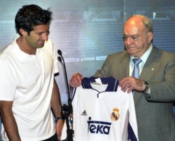 Luis Figo en su presentación como jugador del Real Madrid junto al presidente honorífico del Real MAdrid, Alfredo Di Stefano.