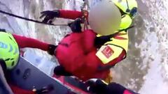 Vídeo: rescatan a dos montañeros en una zona abrupta y complicada con hielo de Picos de Europa