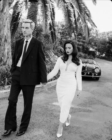 Demi Lovato, tras más de tres años de relación, se ha comprometido con Jordan 'Jutes' Lutes y ha dado el "sí, quiero". La ceremonia se ha celebrado en California según ha informado la revista ' Vogue'. El vestido de la novia lleva la firma de Vivienne Westwood, una diseñadora de moda y empresaria británica, considerada como la principal responsable de la estética asociada con el punk y el new wave.