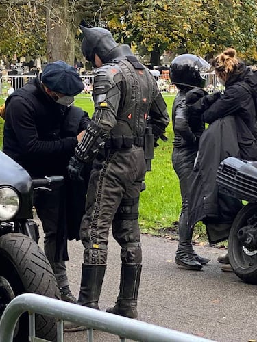 The Batman: el Bat-traje y la Bat-moto con todo lujo de detalles en nuevas imágenes del rodaje