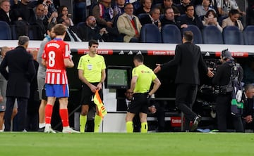 Llaman al colegiado a ver el pisotn de Tchouameni sobre Samu Lino.