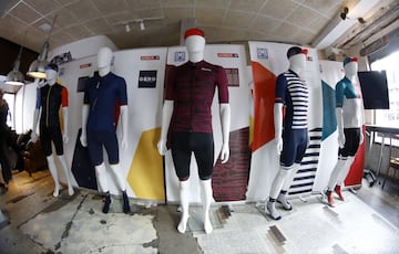 Como también ocurrió en la pasada edición, Santini y LaVuelta han querido destacar cinco de las etapas más importantes en otros tantos jerseys..