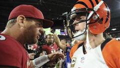 Carson Palmer y Andy Dalton se saludan tras concluir el Cardinals-Bengals.