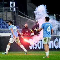 Caos en el derbi romano: petardos, botellazo, cuatro rojas…