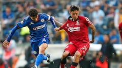 MEX5274. CIUDAD DE MÉXICO (MÉXICO), 21/04/2024.- José Ignacio Rivero (i) de Cruz Azul disputa un balón con Raymundo Fulgencio de Atlas, este domingo durante un partido de la jornada 16 del torneo Clausura 2024 de la Liga MX, disputado en el estadio Ciudad de los Deportes, en Ciudad de México (México). EFE/ Isaac Esquivel
