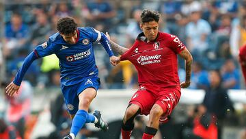 MEX5274. CIUDAD DE MÉXICO (MÉXICO), 21/04/2024.- José Ignacio Rivero (i) de Cruz Azul disputa un balón con Raymundo Fulgencio de Atlas, este domingo durante un partido de la jornada 16 del torneo Clausura 2024 de la Liga MX, disputado en el estadio Ciudad de los Deportes, en Ciudad de México (México). EFE/ Isaac Esquivel