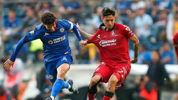 MEX5274. CIUDAD DE MÉXICO (MÉXICO), 21/04/2024.- José Ignacio Rivero (i) de Cruz Azul disputa un balón con Raymundo Fulgencio de Atlas, este domingo durante un partido de la jornada 16 del torneo Clausura 2024 de la Liga MX, disputado en el estadio Ciudad de los Deportes, en Ciudad de México (México). EFE/ Isaac Esquivel
