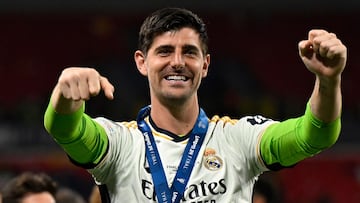 Thibaut Courtois, portero del Real Madrid, celebra la Champions en Wembley.