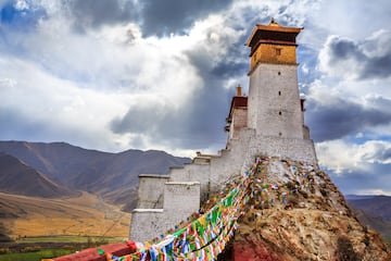 Situado en el valle de Yarlung, en las inmediaciones de Zetang, China. Fue el primer edificio ubicado en el Tbet y el palacio del primer rey tibetano, Nyatri Tsenpo.