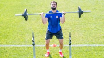 Mikel Balenziaga con pesas en Lezama.