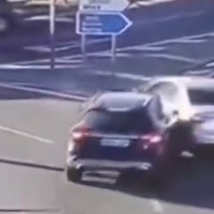 Debate en redes por quién tiene la culpa en este accidente de tráfico en una rotonda en España