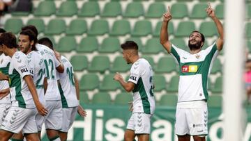 El Elche celebra el gol ante el Tenerife.