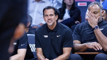 Erik Spoelstra tuerce el gesto durante el cuarto partido contra los Cavaliers