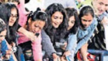 <b>REVUELO. </b>Nadal firma autógrafos tras finiquitar a Baghdatis.