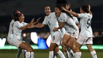 AMDEP7155. SAN SALVADOR (EL SALVADOR), 07/07/2023.- Jugadoras de México celebran al vencer a Venezuela hoy, en la final de fútbol femenino en los Juegos Centroamericanos y del Caribe en San Salvador (El Salvador). EFE/ José Jácome
