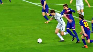 Piqué contacta con Marcos Alonso dentro del área.