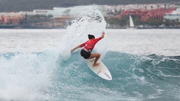 Lucía Machado surfeando en el Las Américas Surf Pro