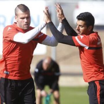 Ángel regresa al once titular, pero para jugar en la banda izquierda. En la imagen, Ortuño y Ángel, durante un entrenamiento en la Ciudad Deportiva.