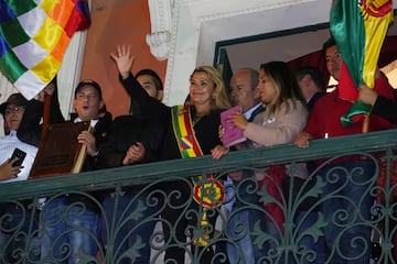 Jeanine Áñez se convirtió en la presidenta de Bolivia tras la renuncia de Evo Morales en 2019, envuelto en críticas por fraude electoral que siempre negó. Áñez ha sido, antes de presidenta, directora y presentadora de televisión en Totalvisión, y miembro del Comité Ejecutivo Nacional del Movimiento Demócrata Social (MDS). Abandonó la presidencia tras las elecciones de 2020, con la victoria del opositor partido Comunidad Ciudadana.